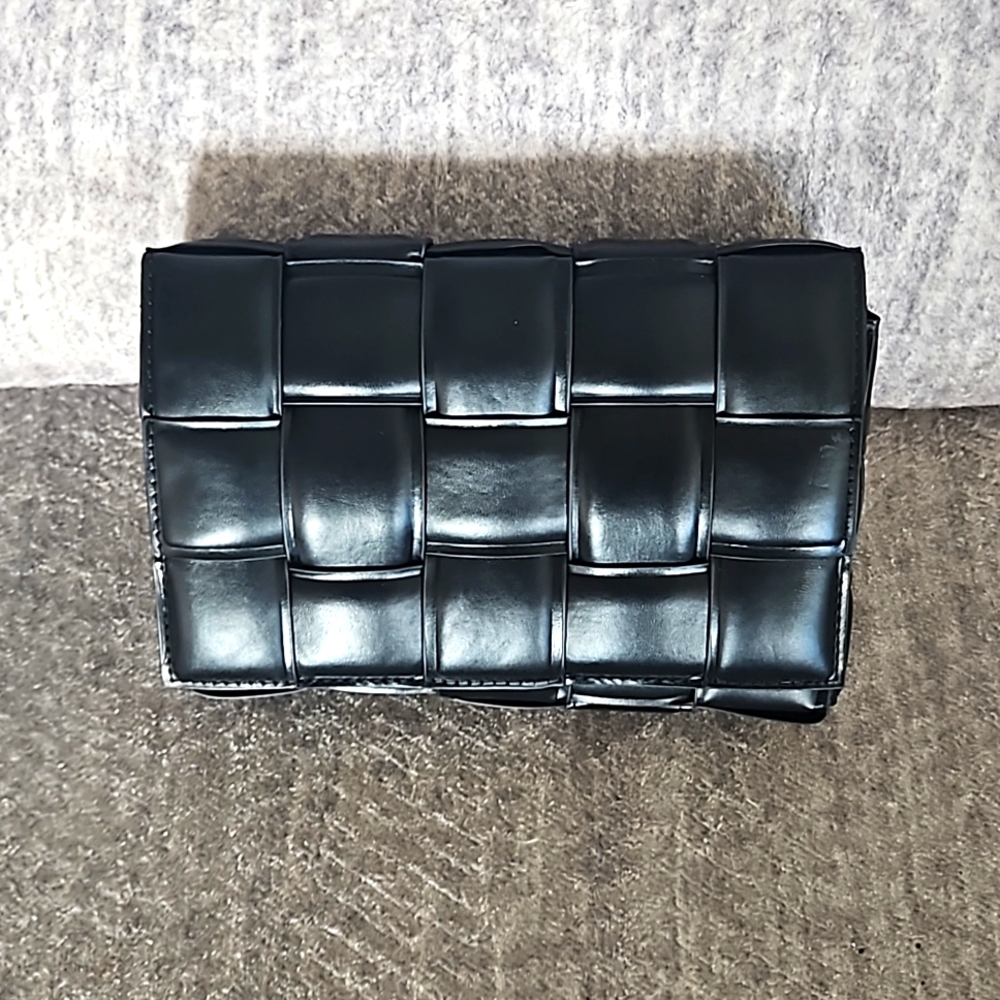 NW/OT. Cute faux leather woven purse.